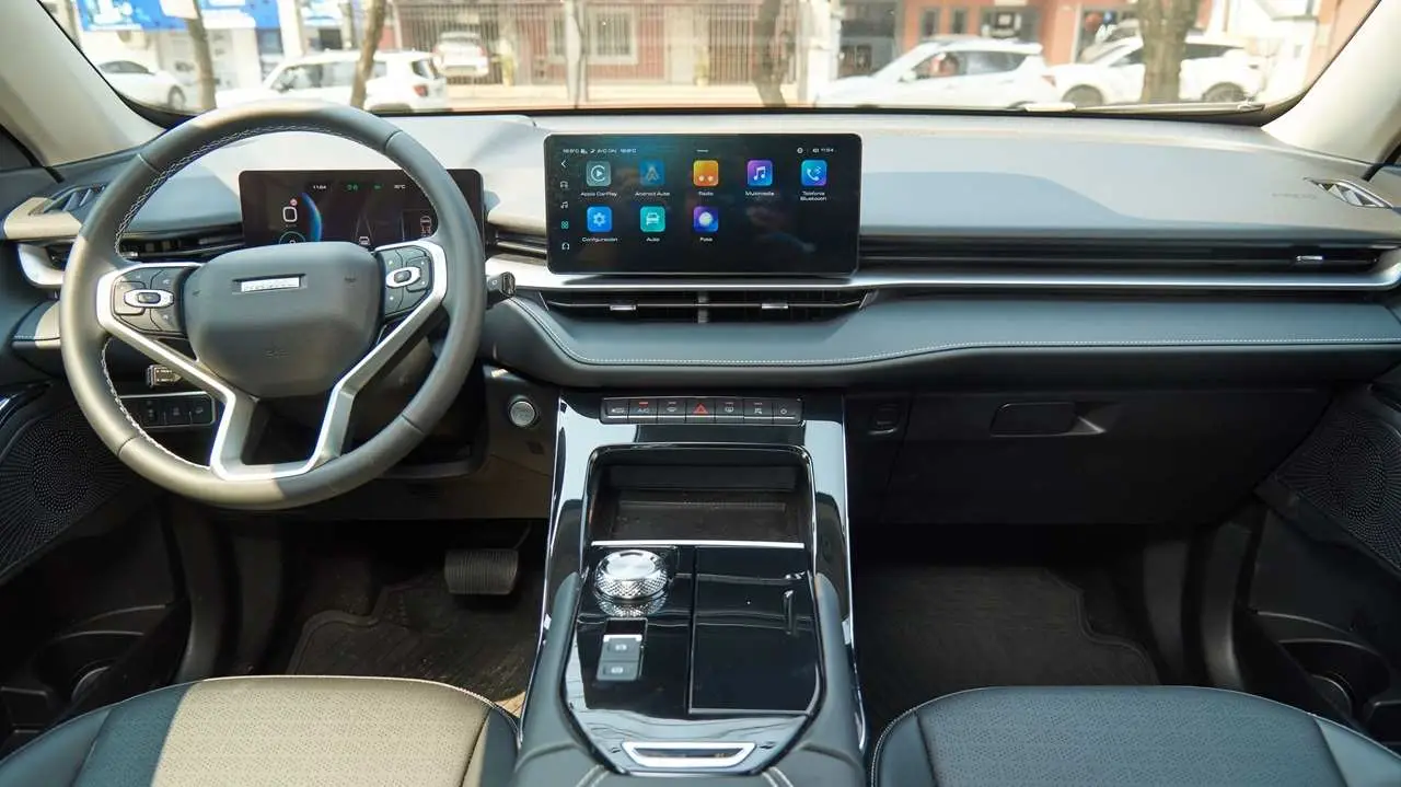 Por dentro, el Haval H6 tiene una pantalla flotante.
