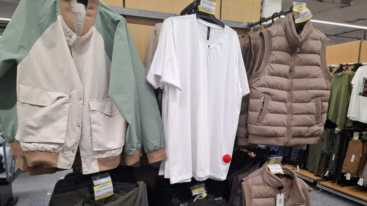 Algunos de los modelos de camperas y remeras con descuento