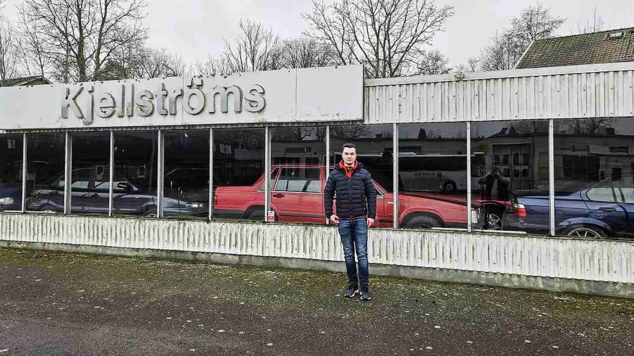 El YouTuber del descubrimiento y la concesionaria abandonada llena de autos