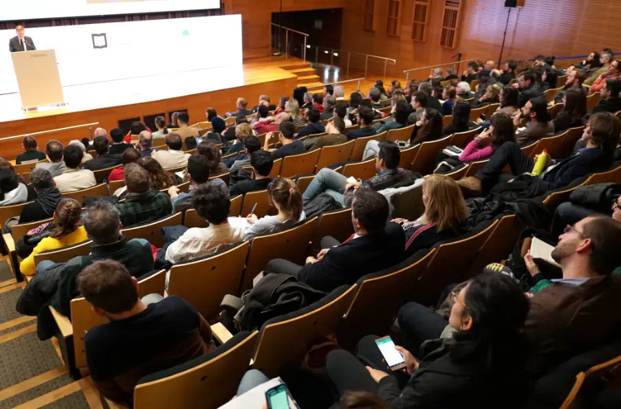 A sala llena, Markus Gabriel expuso su tesis acerca de la inteligencia artificial