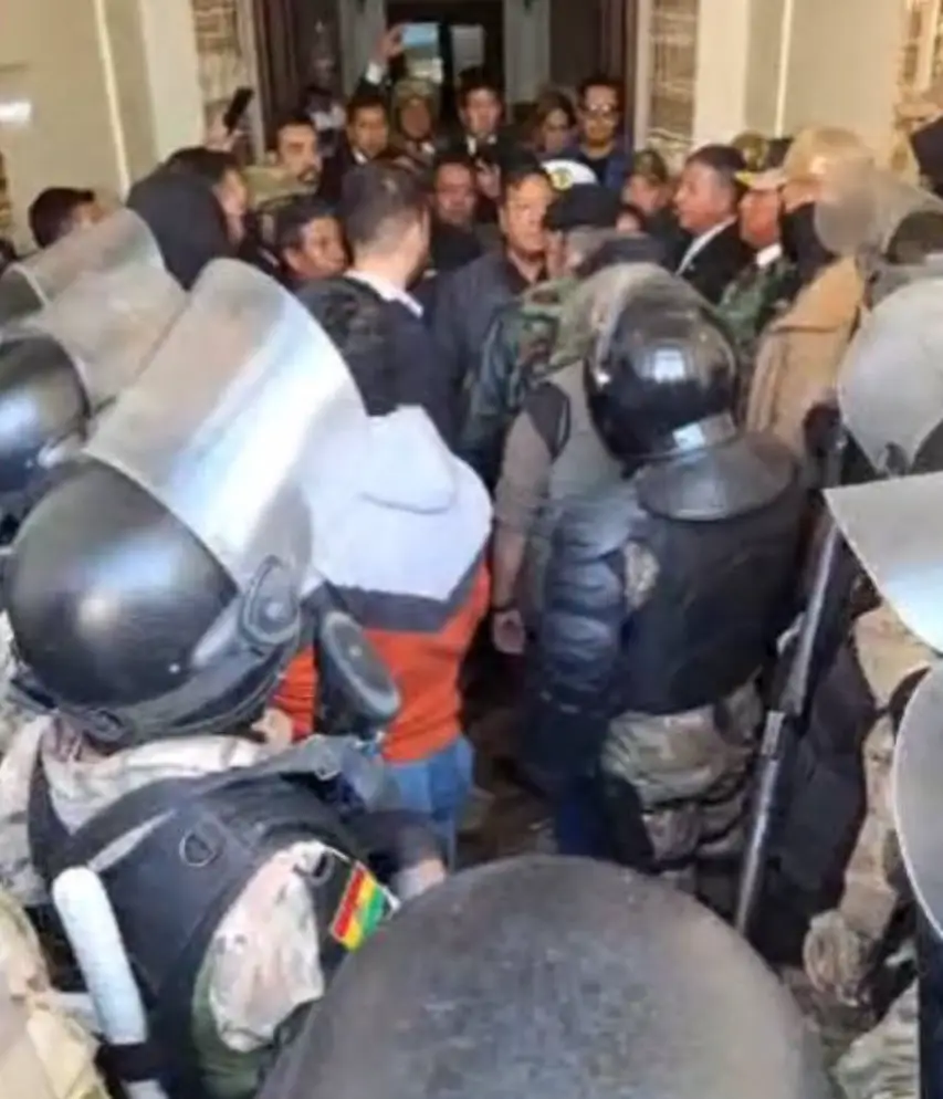 El presidente de Bolivia y el máximo referente del Ejército de ese país se enfrentaron cara a cara en la Casa de Gobierno.