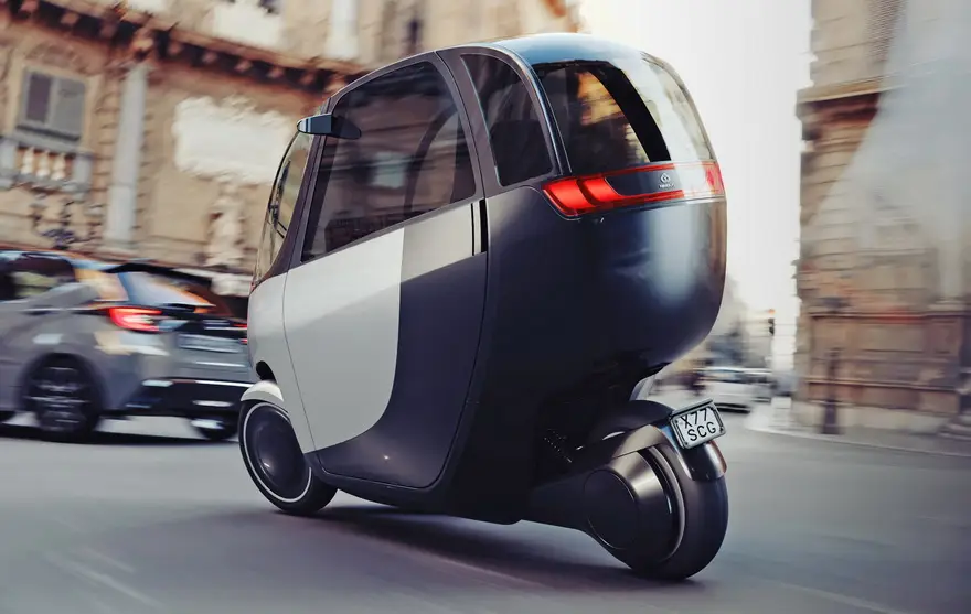 Su tamaño compacto lo convierte en una alternativa ágil para moverse en el tráfico urbano