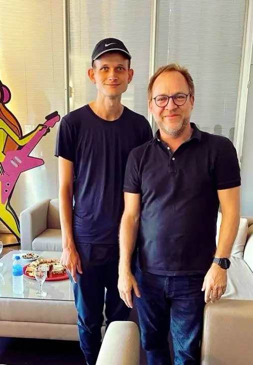 Diego Fernández (der), secretario de Innovación porteño, junto a Vitalik Buterin, cofundador de Ethereum