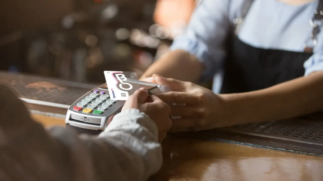 El neobanco Openbank renovó su línea de beneficios para agosto, y permite ahorrar más del 20% en compras, con pagos con su tarjeta de débito