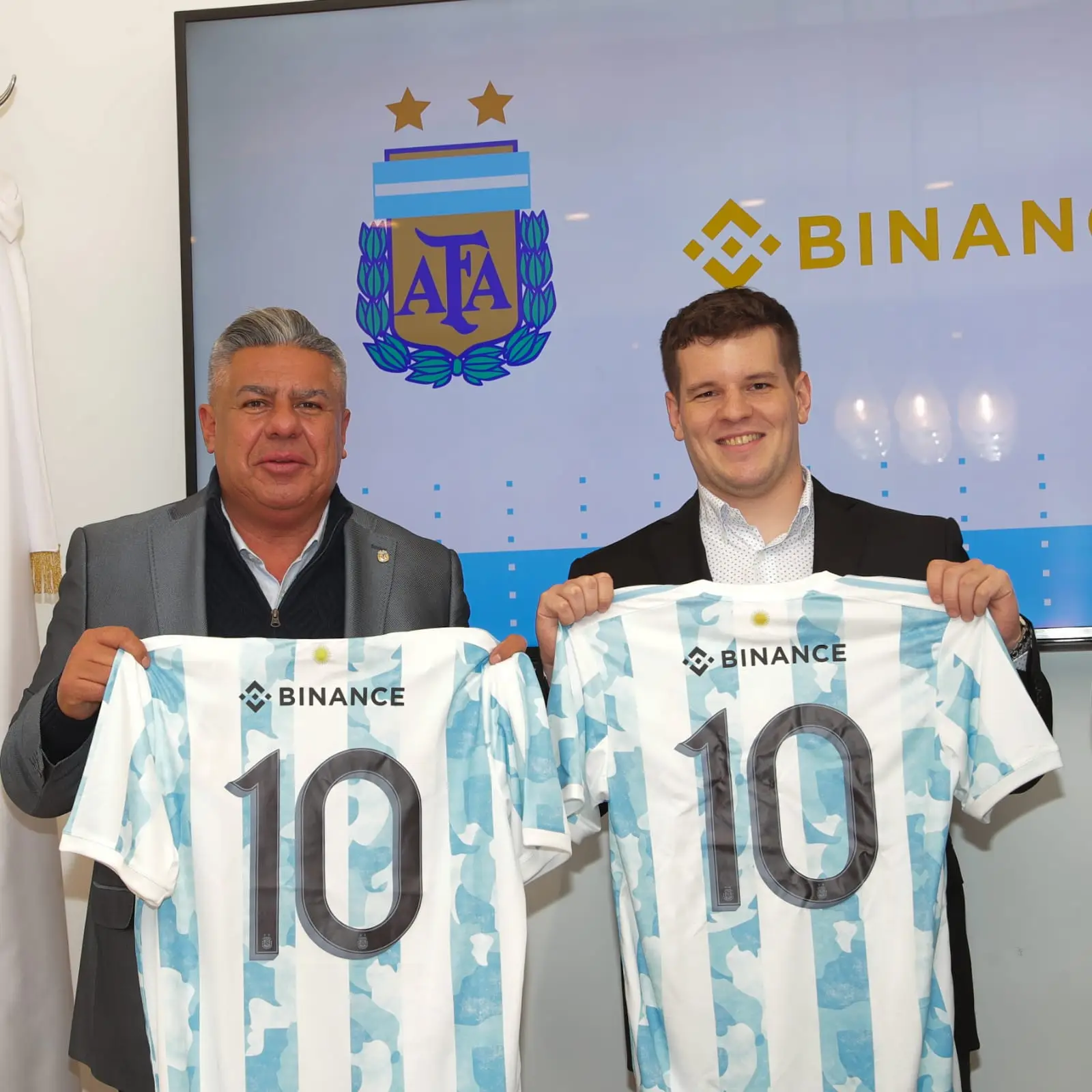 Chiqui Tapia y  Maximiliano Hinz, director general de Binance para Latinoamérica 