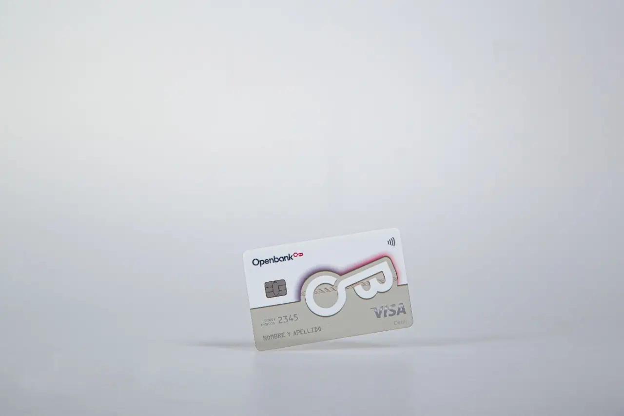 Así luce Open, la tarjeta de débito transparente de Openbank que brilla con la luz negra
