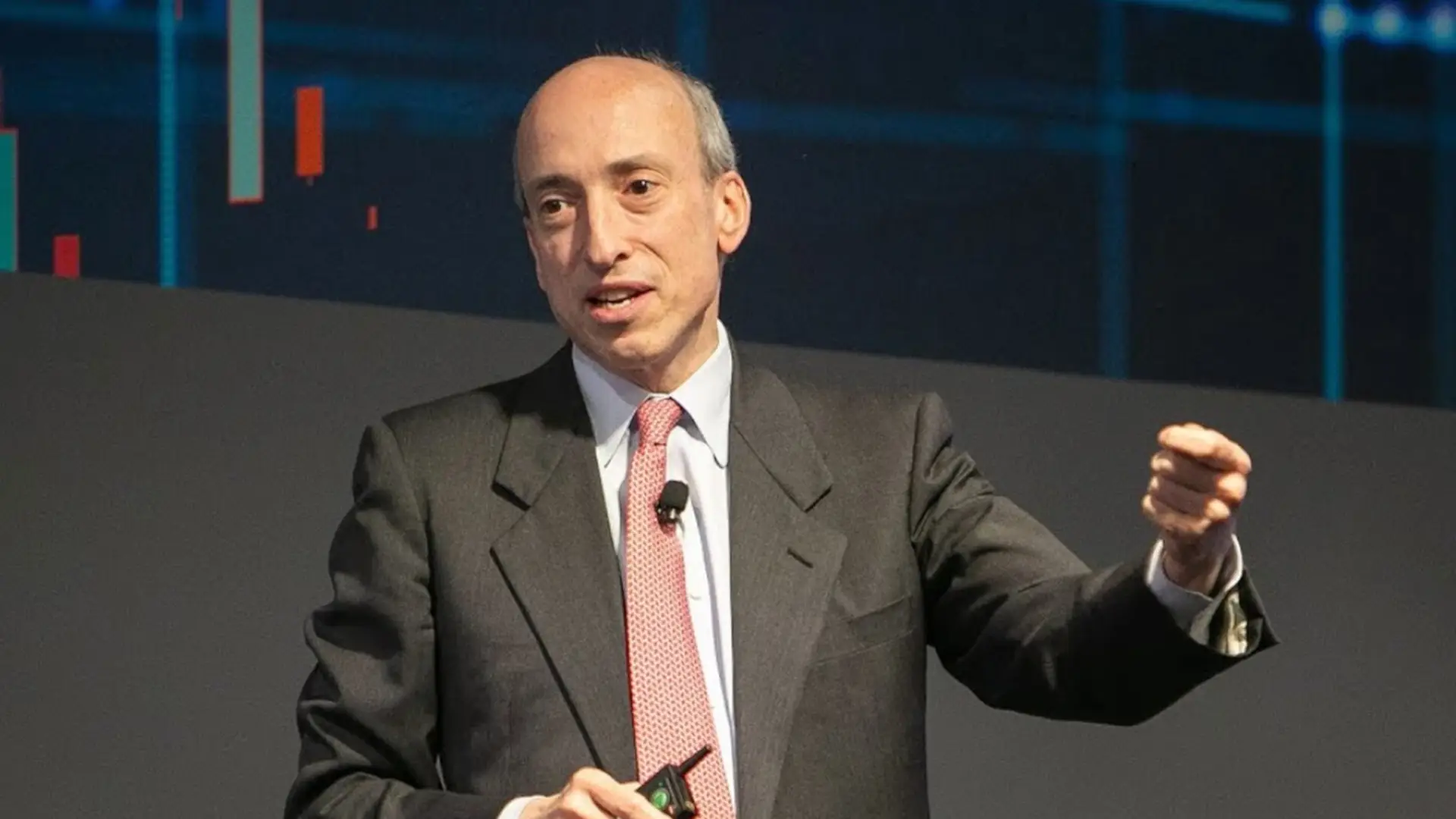 Gary Gensler, titular de la SEC en Estados Unidos, tiene un pie afuera del organismo