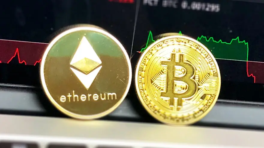 Las monedas como Bitcoin y Ethereum permiten ganar por un alza de la divisa o del dólar. Pero son volátiles