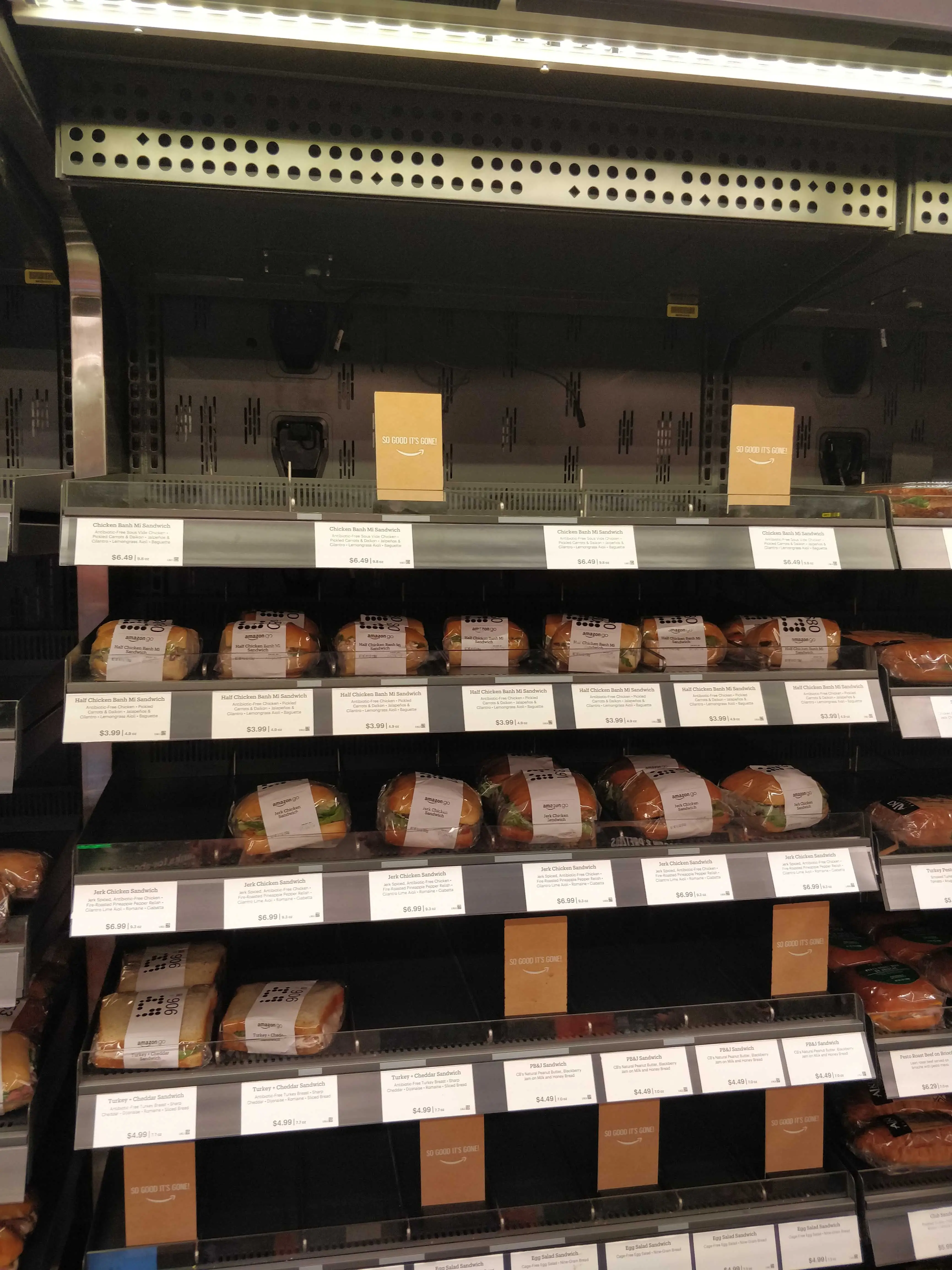 Tecnología hasta en las góndolas: al fondo, sensores de proximidad; en los sandwiches, códigos especiales