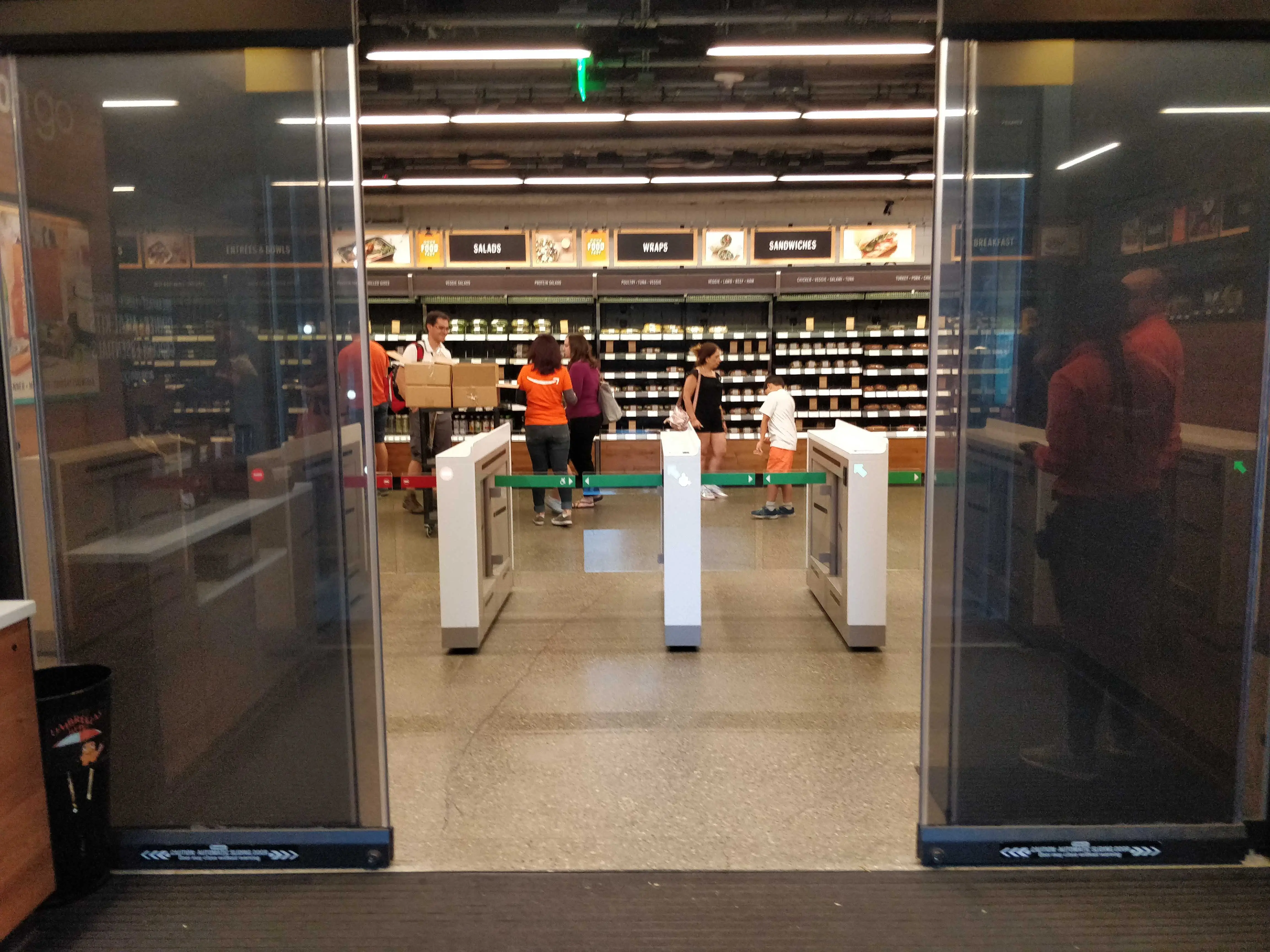 La entrada, sin cajas a la vista