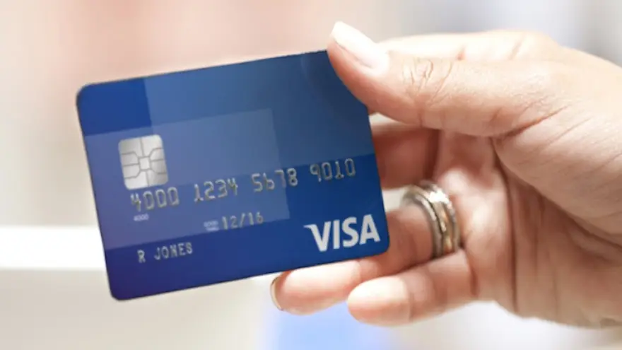 Para contar con una tarjeta Visa, simplemente se debe acudir a un banco que trabaje con Visa y solicitarla.