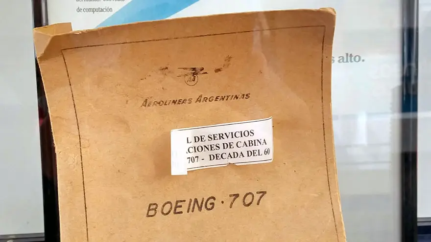Manual de mantenimiento de un Boeing 707 en una vitrina en las oficinas técnicas de Aerolíneas Argentinas en Ezeiza.