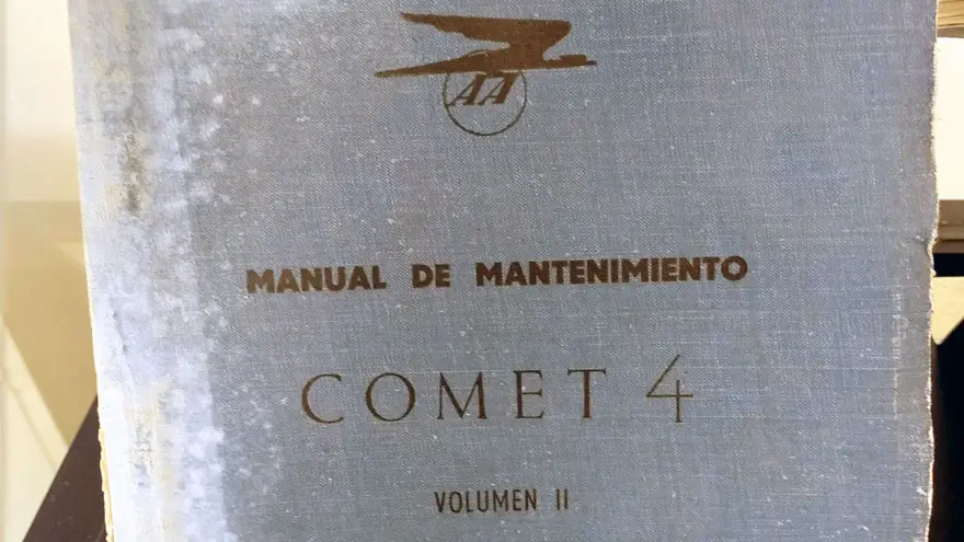 Manual de mantenimiento de un Comet 4, el primer jet de Aerolíneas Argentinas, en una vitrina en las oficinas técnicas de Aerolíneas Argentinas en Ezeiza.