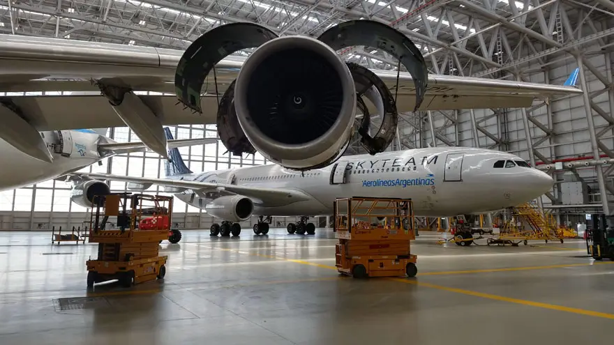 En primer plano, una turbina del Airbus A340-300B LV-FPU, detrás otra unidad del mismo modelo, ambos en el hangar 5 de Ezeiza.