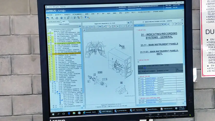 Un monitor de computadora en el hangar 5 muestra un software de gestión del Airbus A340-300B LV-FPU  bajo inspección.