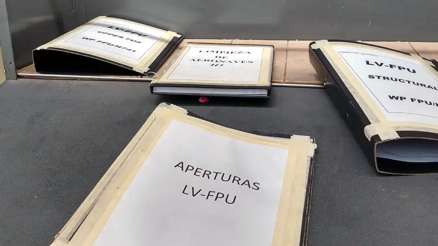 Carpetas de registro de tareas de inspección en el Airbus A340-300B LV-FPU, que serán reemplazadas por el proceso de digitalización.