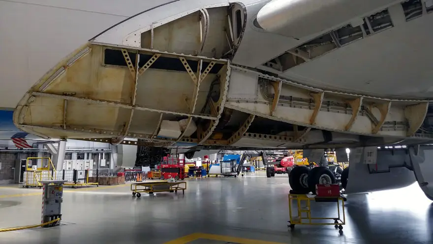 Fuselaje abierto del Airbus A340-300B LV-FPU en el hangar 5.