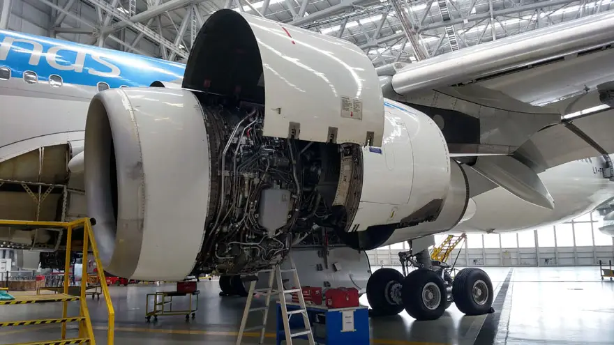 Tareas de mantenimiento en una turbina del Airbus A340-300B LV-FPU.