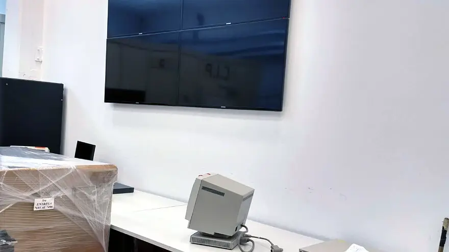 En el plano inferior, un monitor de computadora en desuso que se usaba en el centro de datos en Ezeiza. En el plano superior, pantallas que ofrecerán diferentes perspectivas de vista a la gestión y el estado de la red y los activos informáticos de Aerolíneas Argentinas.