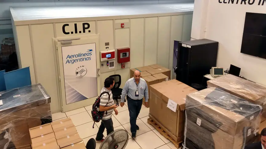 En segundo plano, la sala cofre del centro de datos en Ezeiza. Las cajas contienen las tabletas de iPad que se usarán en los aviones y hangares de la empresa.