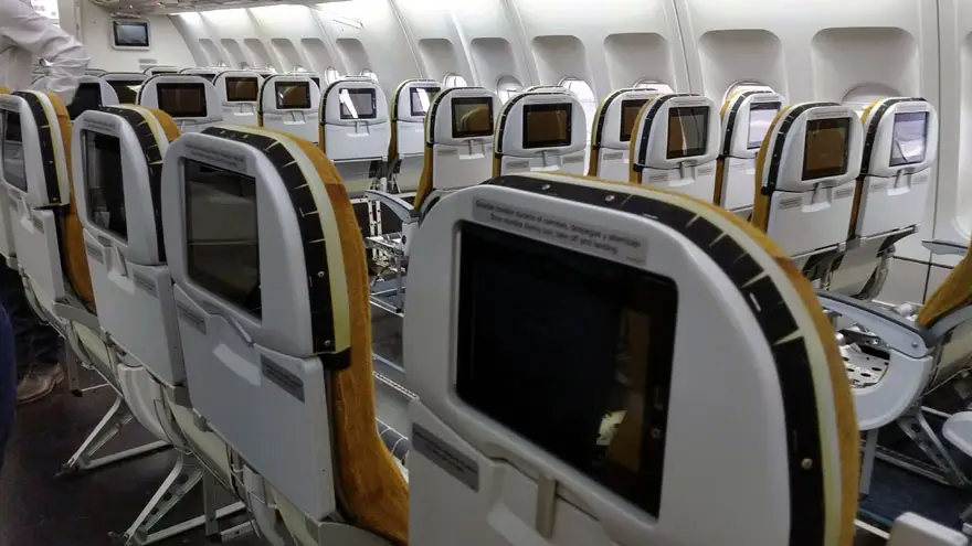 Asientos desplazados en la clase turista del Airbus A340-300B LV-FPU.