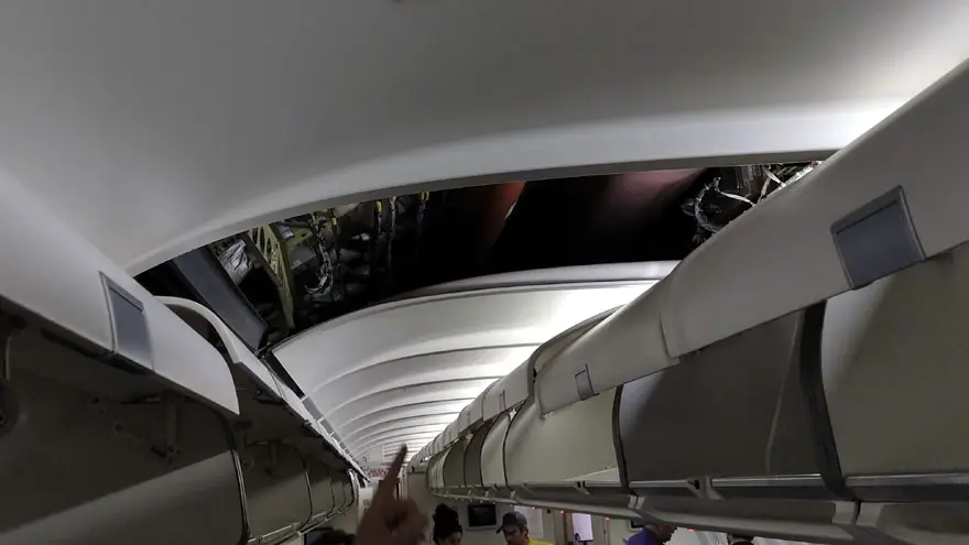 Cableado y tubos internos arriba del techo de la cabina de pasajeros del Airbus A340-300B LV-FPU.