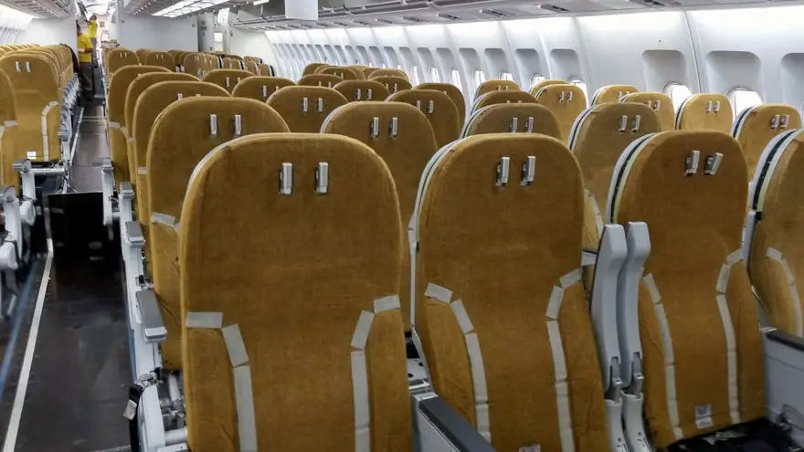 Asientos en la clase turista del Airbus A340-300B LV-FPU, sin la cobertura de contacto con el pasajero.