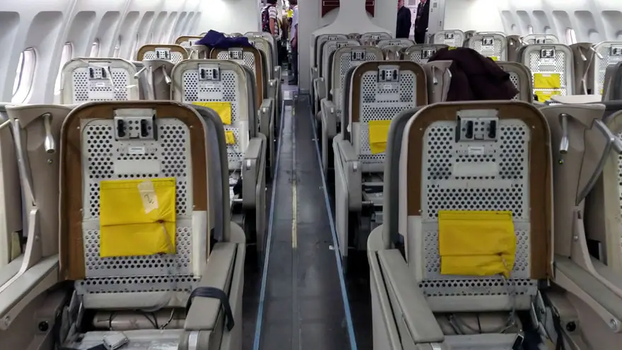 Asientos desarmados de la clase ejecutiva del Airbus A340-300B LV-FPU.