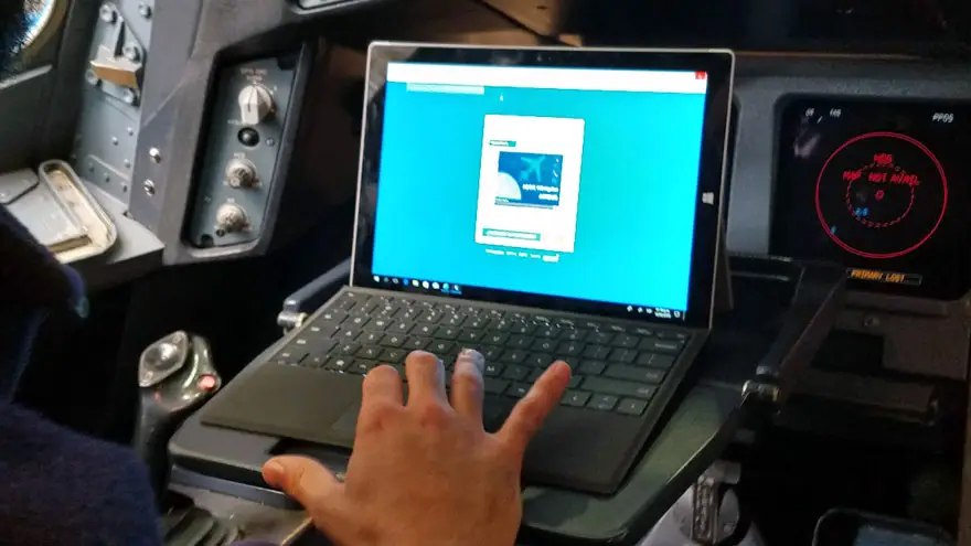 La tableta se conecta a la red Wi-Fi que une los hangares y el centro de datos de Aerolíneas Argentinas en Ezeiza.