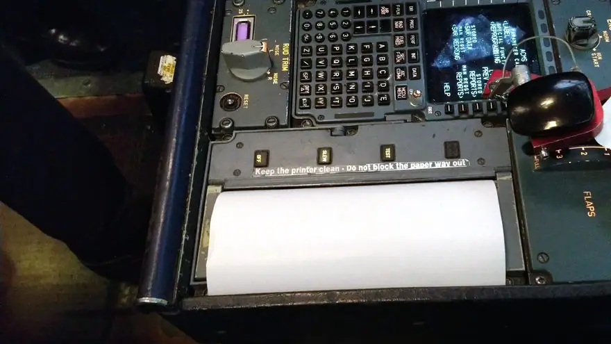 Impresora térmica en la cabina de vuelo del Airbus A340-300B LV-FPU. Se usa para generar reportes técnicos.