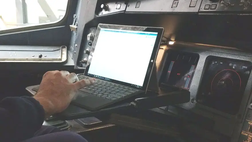 Tableta Surface en la cabina de vuelo del Airbus A340-300B LV-FPU.