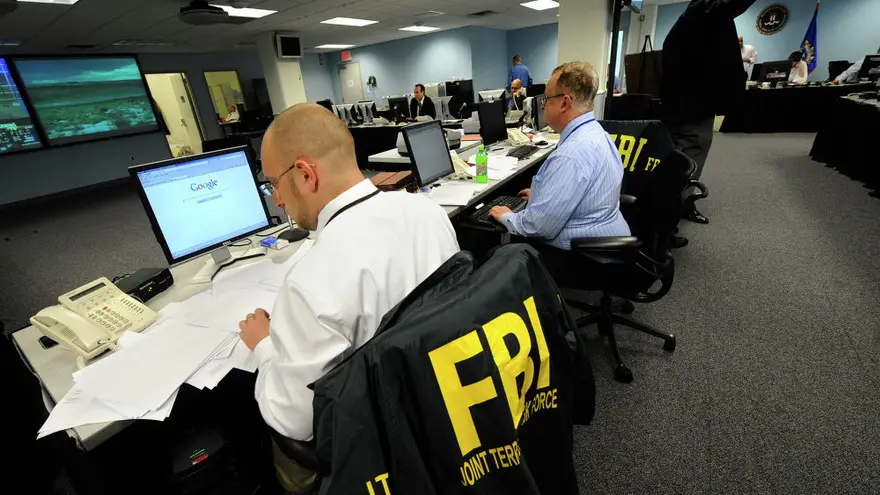Los organismos oficiales pelean contra grupos como Anonymous