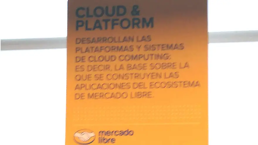 Cada sector está identificado con carteles.