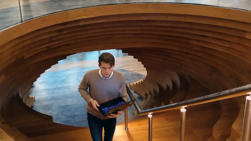Empleado sube por una de las escaleras que vinculan los pisos.