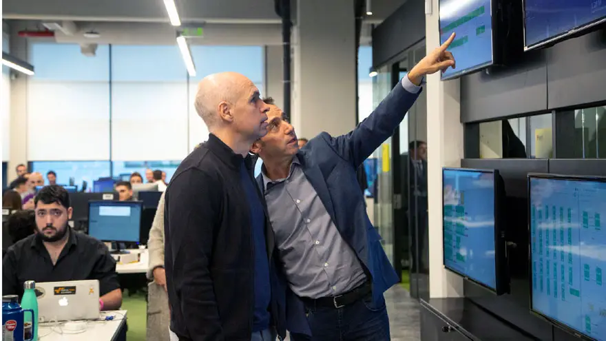 Marcos Galperin muestra indicadores de negocio a Horacio Rodríguez Larreta.
