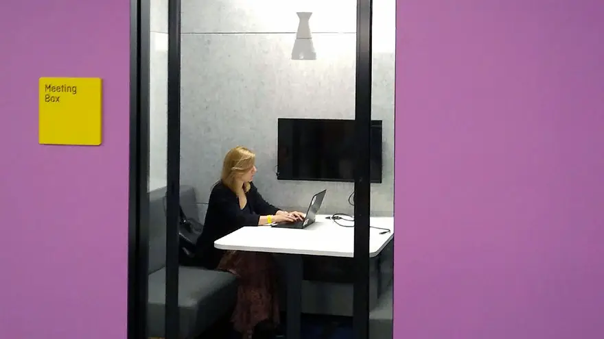 Las salas de reuniones disponen de tecnologías colaborativas.