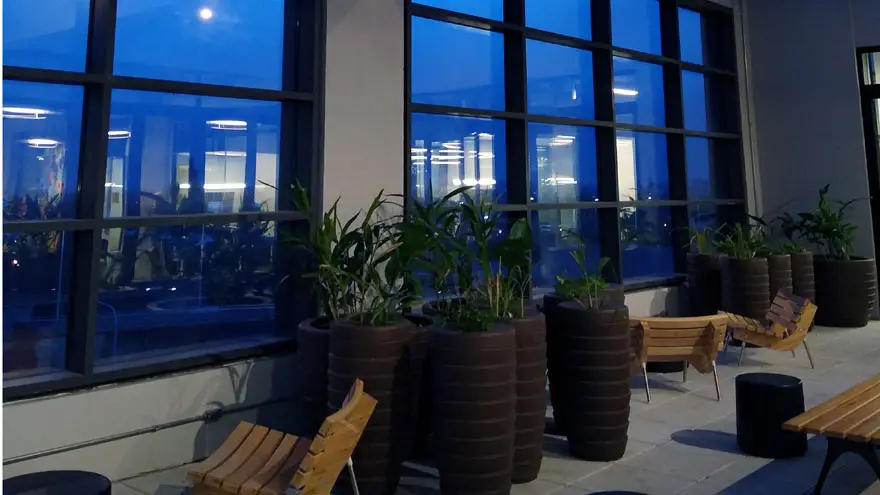 Hay patios al exterior, con vistas a la avenida General Paz.