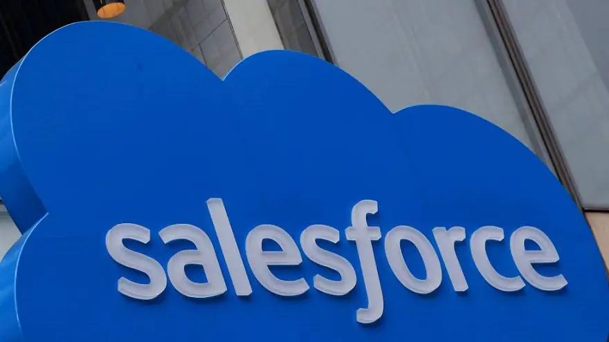 Salesforce comenzó a recortar su personal debido a la recesión económica.