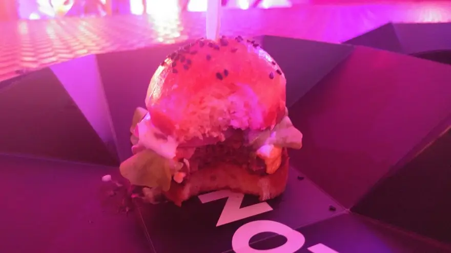 La NotBurger reproduce el sabor, el aroma, la textura y el grosor de una hamburguesa gourmet estilo 
