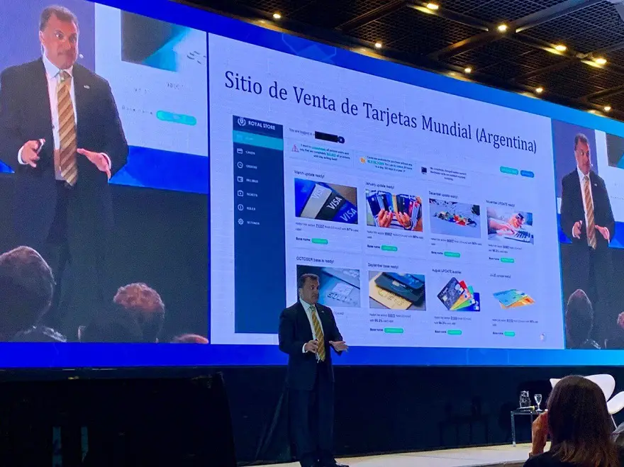 Robert Villanueva durante su exposición