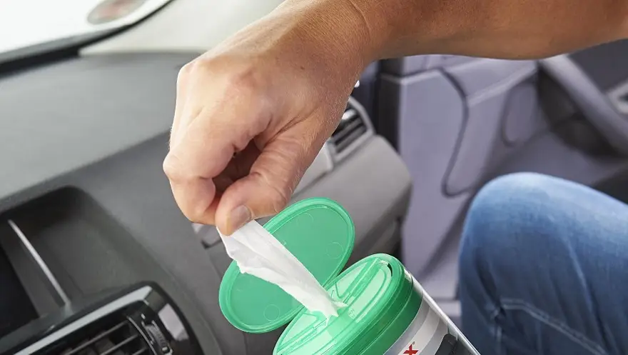 Limpiar el tablero del auto, una cable para evitar contagios.