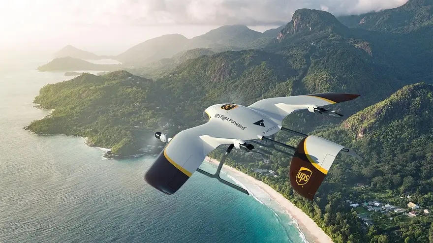 Las alas por otra parte le sirven para planear a larga distancia y consumir por lo tanto menos energía que un drone con hélices
