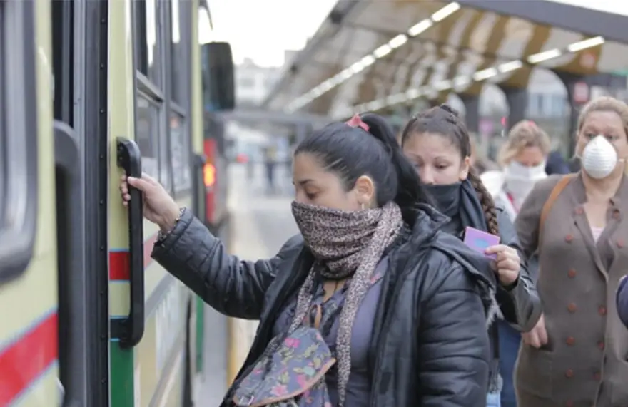 Solo los trabajadores esenciales podrán usar el transporte público