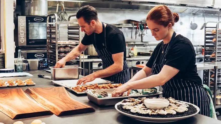 Las apps de delivery avanzan hacia el dark kitchen: los restaurantes alquilan módulos con cocinas de donde parten los pedidos