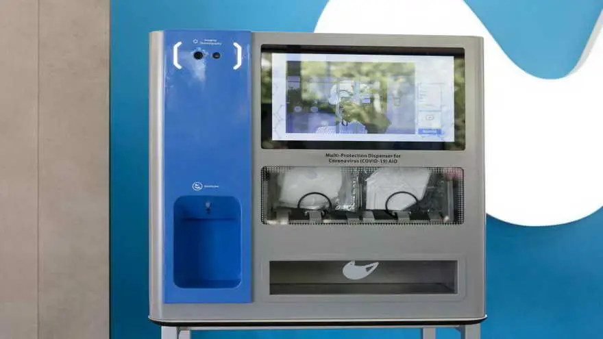 Un dispensador de gel hidroalcohólico y mascarillas IoT de Telefónica
