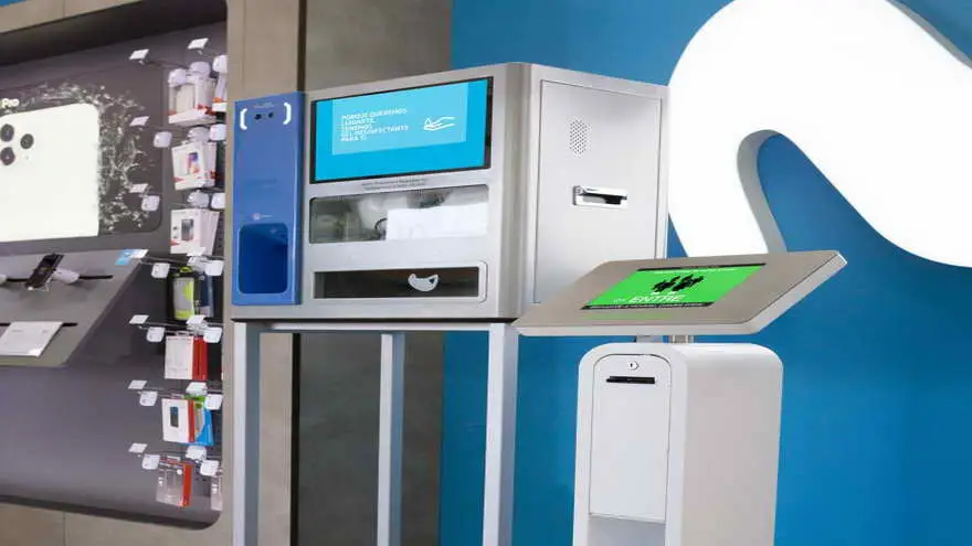 Control de capacidad de Telefónica (dcha.) y dispensador de gel hidroalcohólico y mascarillas IoT (izda.).