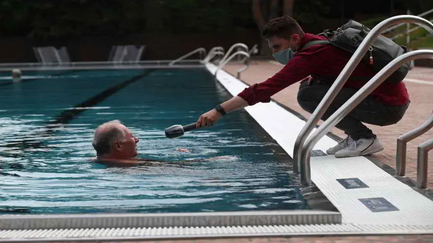 Un bañista da una entrevista desde la piscina durante el coronavirus