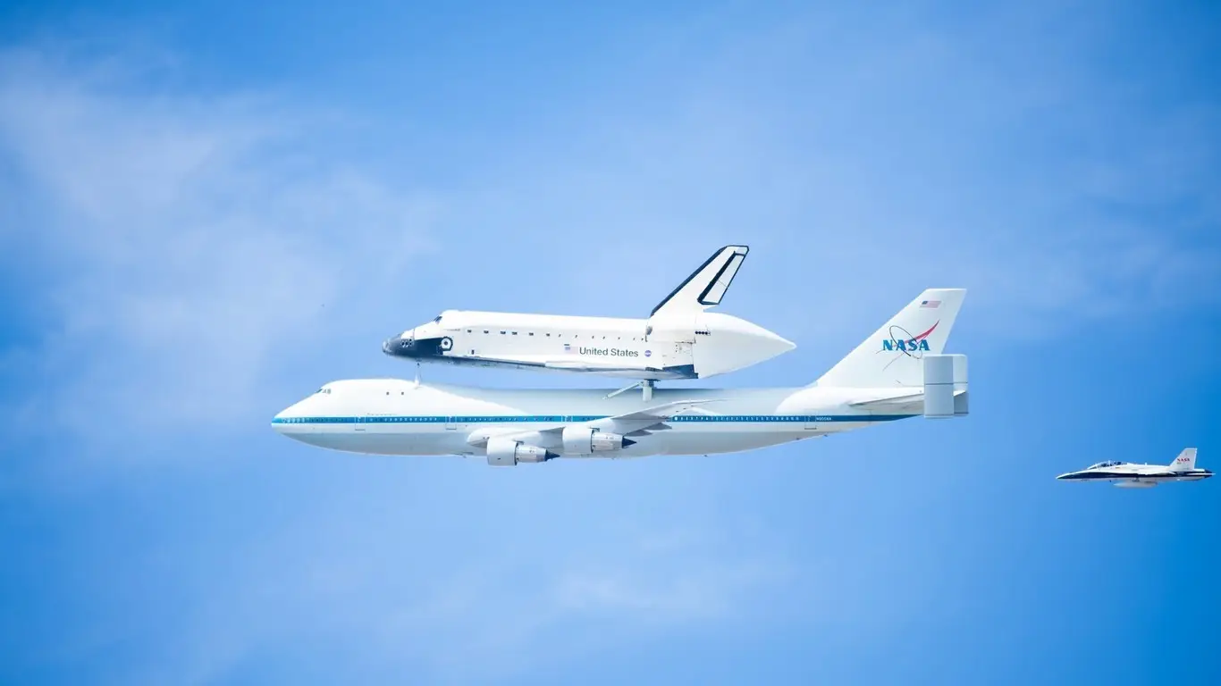 El 747 también fue utilizado por la NASA para transportar los transbordadores espaciales Space Shuttle