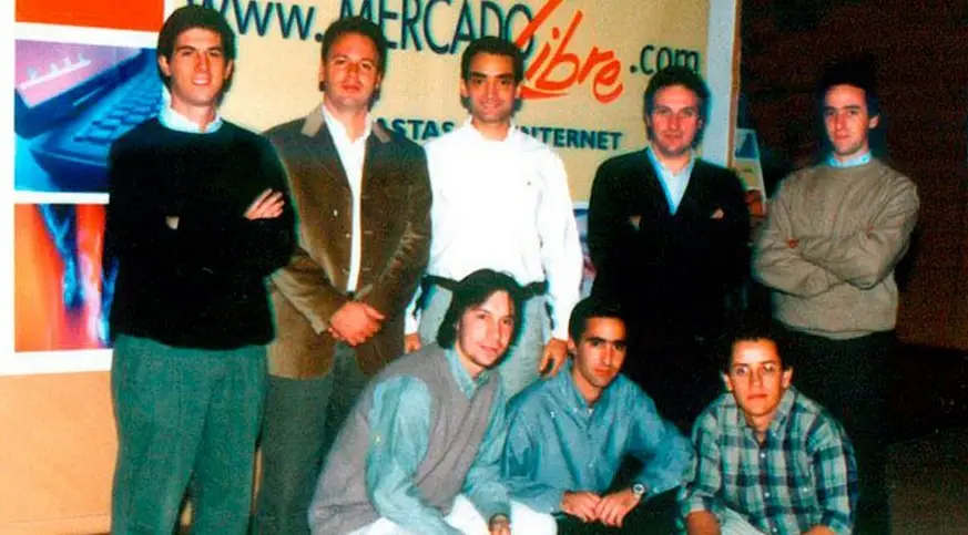 Una de las primeras fotos de Mercado Libre: Kazah, con camisa blanca, y Galperin, con brazos cruzados, en la génesis del unicornio