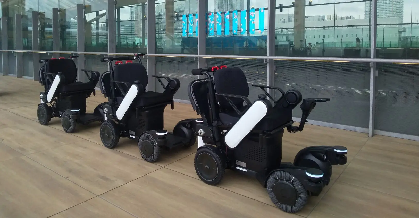 Los robots autónomos de Panasonic en de Takanawa Gateway Station, Tokio Japón